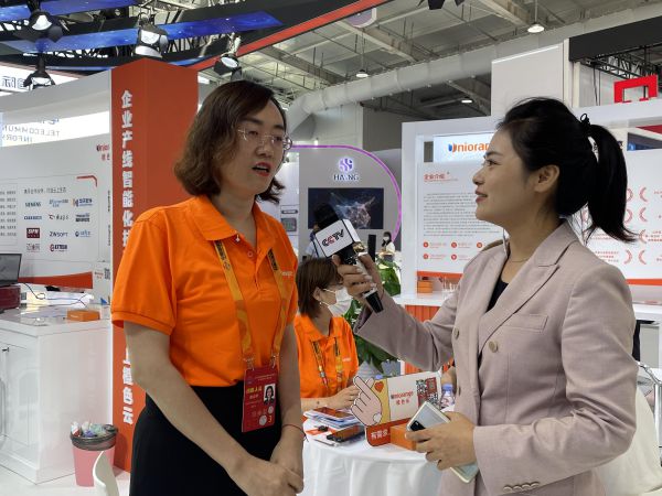 橙色云董事長(zhǎng)、總經(jīng)理趙迎芳女士接受央視記者采訪