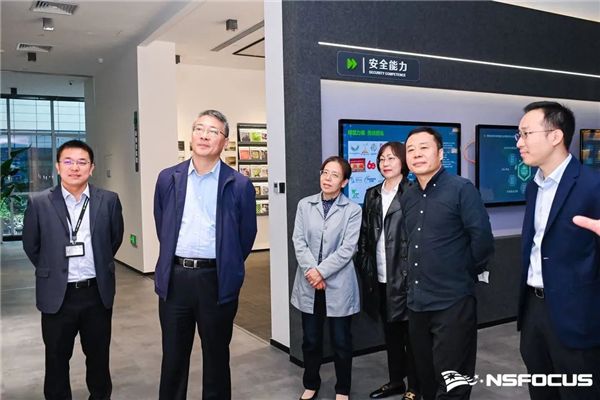 中國計算機學(xué)會計算機安全專委會專家蒞臨綠盟科技西南總部基地參觀調(diào)研 圖2