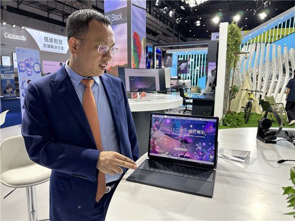 戴爾中國(guó)消費(fèi)及小企業(yè)事業(yè)部零售總經(jīng)理陳貽介紹XPS 13 二合一