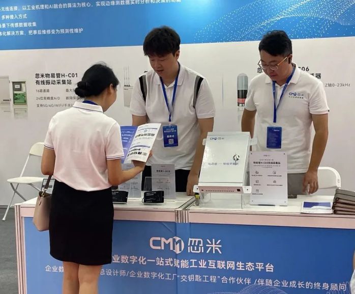 全數會現場，李泯漢為客戶介紹產品