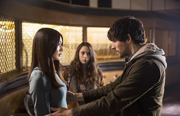 Colin Morgan 飾Leo（右）也是電視劇《真實(shí)人類(lèi)》的角色