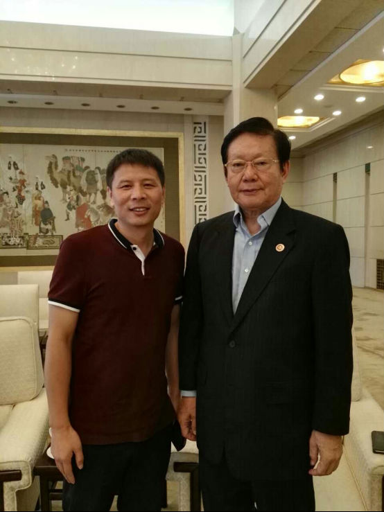 久融金融CEO李煜華（左）與全國(guó)九屆工商聯(lián)副主席程路合影（右）