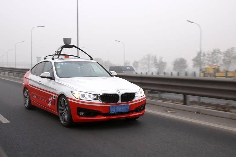 百度無人車參加了一次駕照考試 司機(jī)是兩條狗