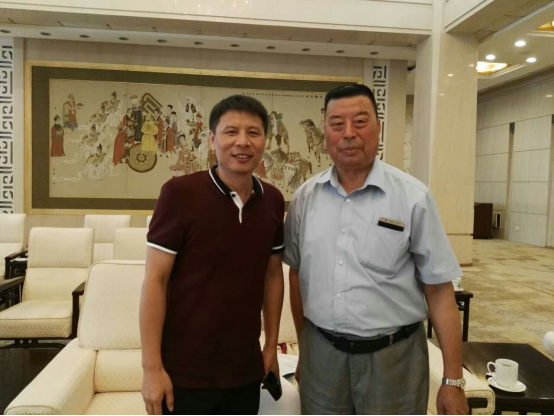 久融金融CEO李煜華（左）與全國(guó)工商聯(lián)原宣教部部長(zhǎng)、中國(guó)西促會(huì)西部經(jīng)濟(jì)貿(mào)易研究院執(zhí)行院長(zhǎng)史澤鄱（右）合影