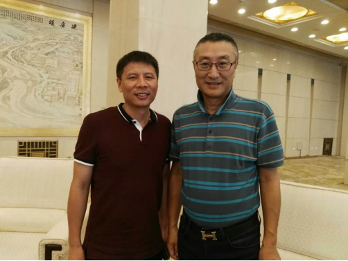 久融金融CEO李煜華（左）與華夏時(shí)報(bào)社總編輯、著名財(cái)經(jīng)評(píng)論家水皮（右）合影