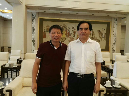 久融金融CEO李煜華（左）與監(jiān)察局原局長(zhǎng)余華榮（右）合影